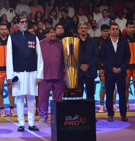With Bollywood legend Amitabh Bachchan and industrialist Anand Mahindra during a PKL season launch ceremony.