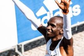 Eliud Kipchoge shatters marathon world record in Berlin